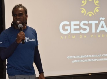 Tinga visita Hub e dá palestra aos Jovens Pescar